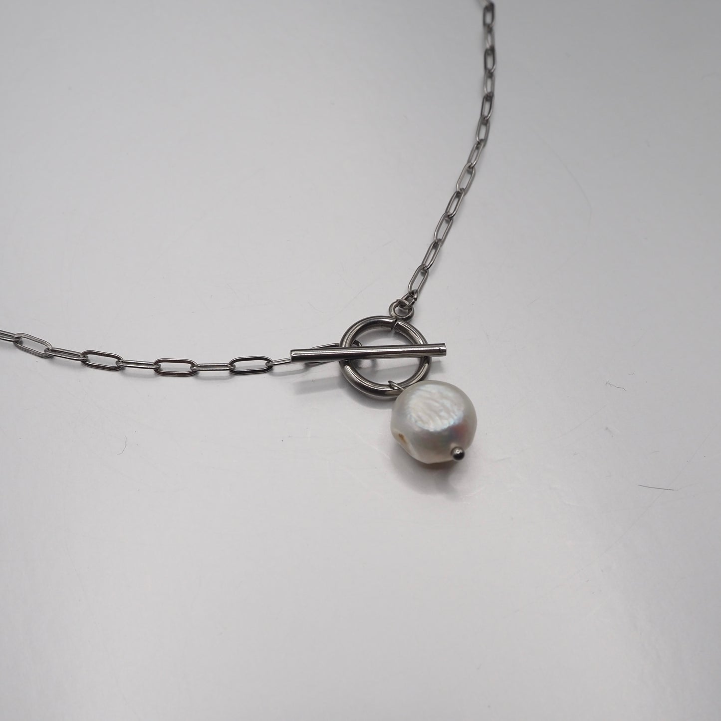 Nahaufnahme unregelmäßige Süßwasserperle Halskette