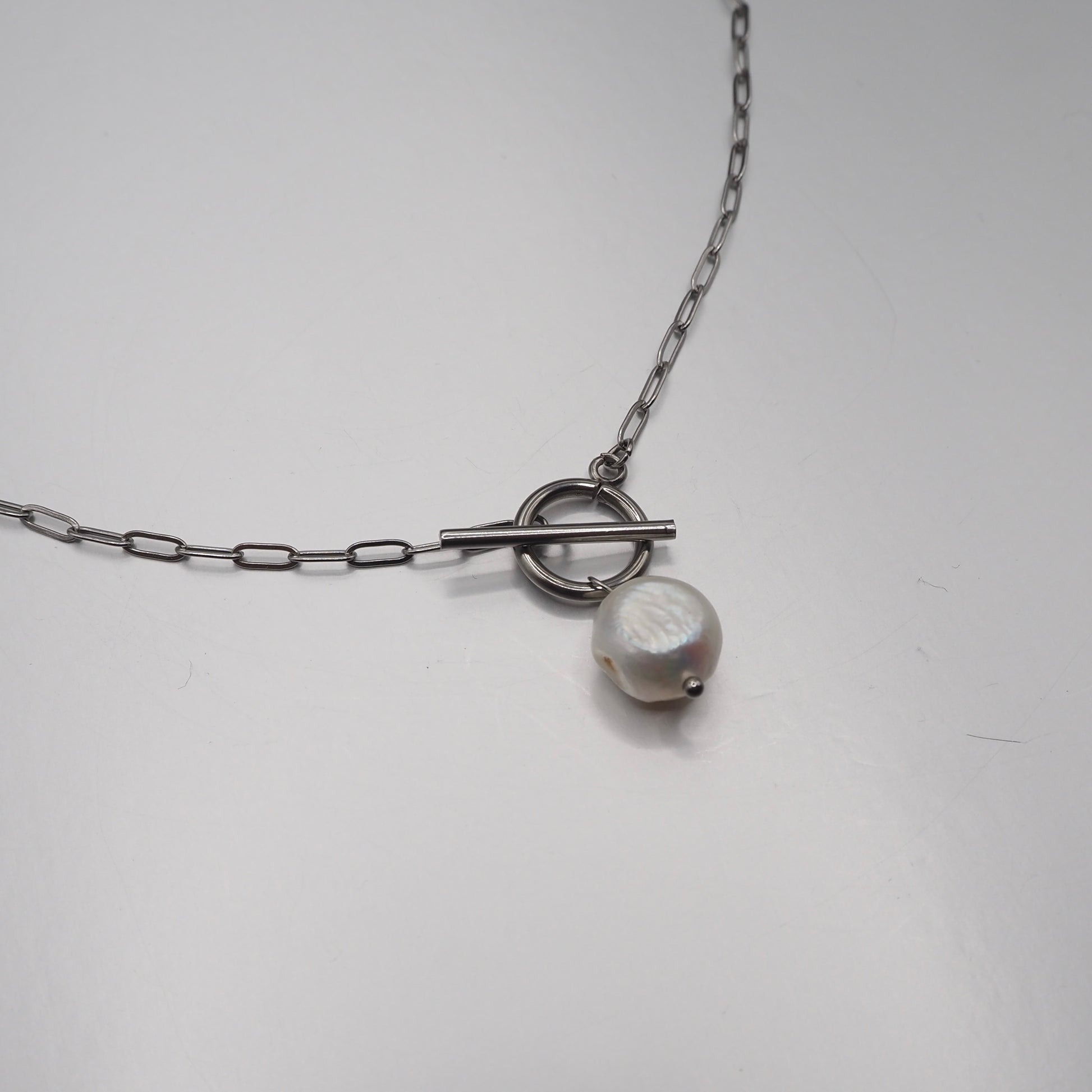 Nahaufnahme unregelmäßige Süßwasserperle Halskette