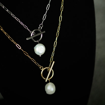 Elegant getragenes Baroque Pearl Necklace Styling