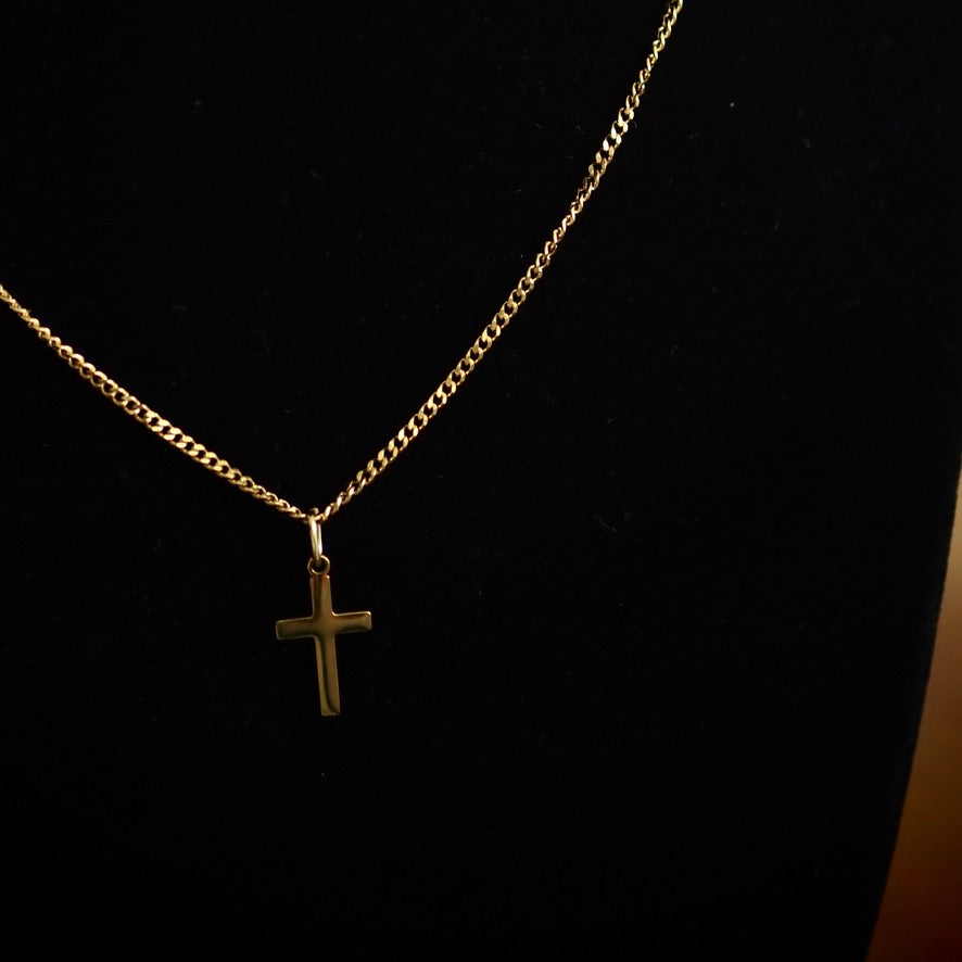 Gold Kreuz Halskette Damen Nahaufnahme glänzender Anhänger