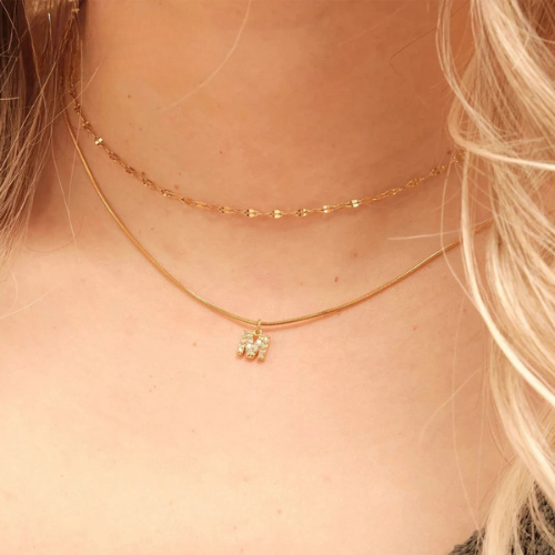 Nahaufnahme glänzender Buchstabenanhänger Damen