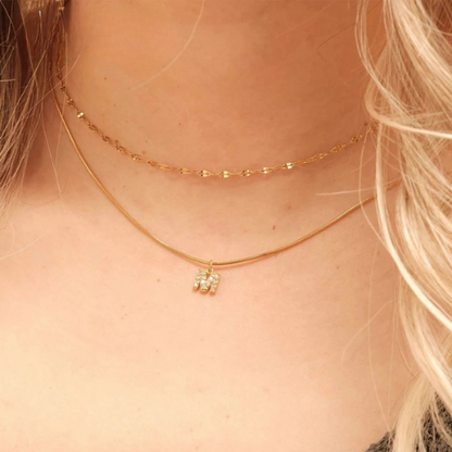 Nahaufnahme glänzender Buchstabenanhänger Damen