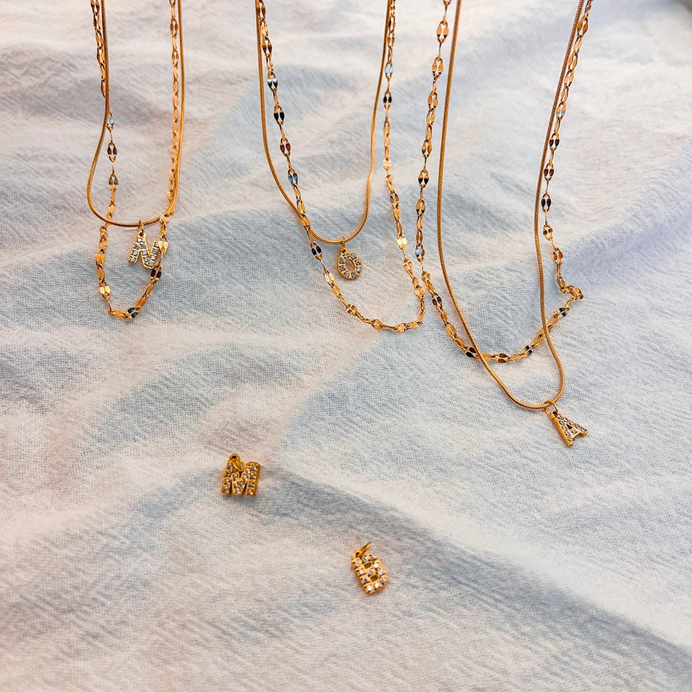 Lifestyle Ansicht getragenes Diamond Letter Necklace