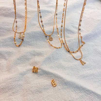 Lifestyle Ansicht getragenes Diamond Letter Necklace