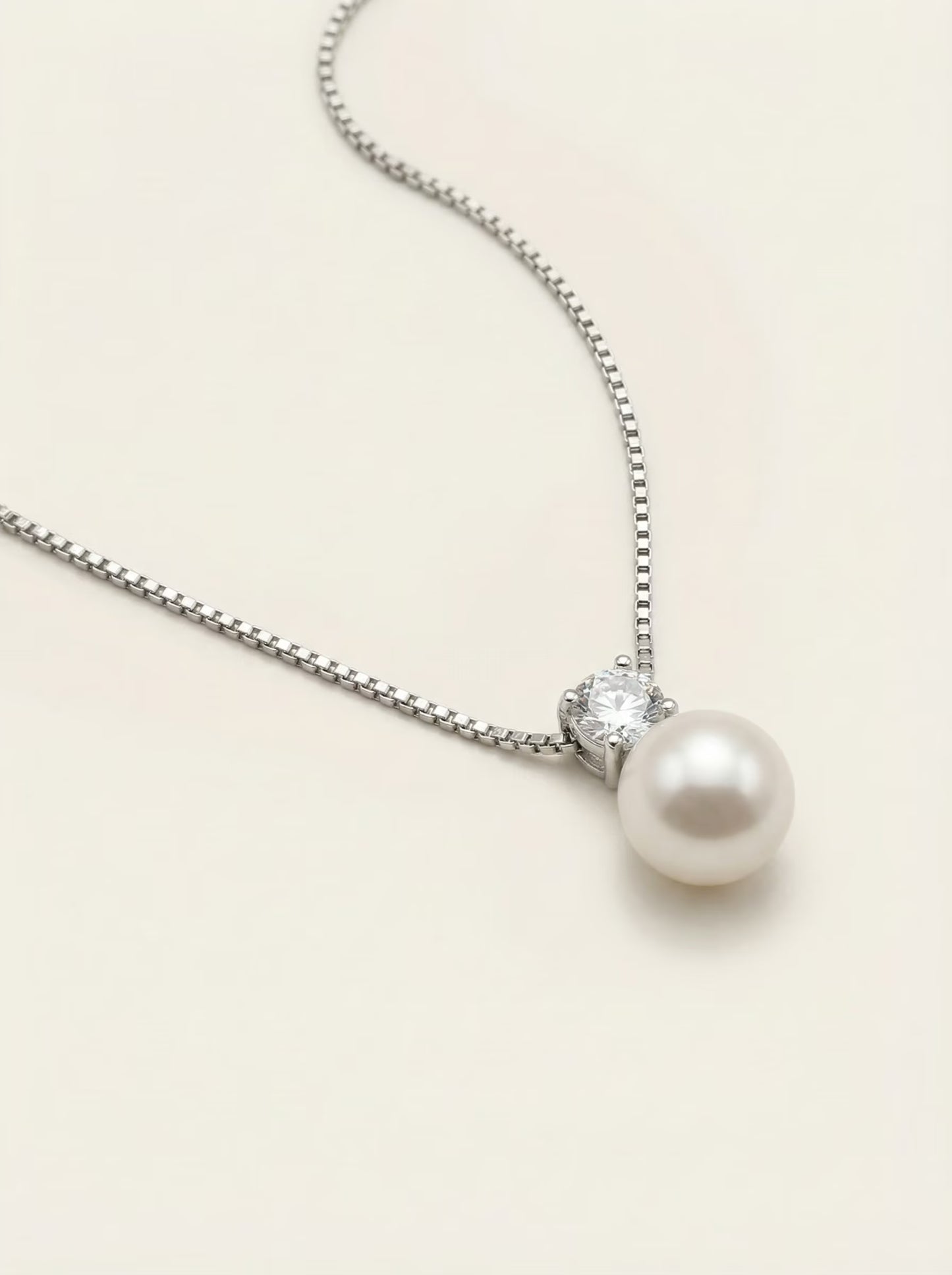 DAINTY PEARL NECKLACE