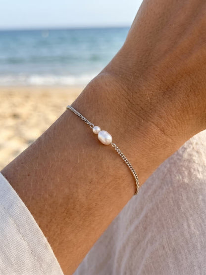 DAINTY PEARL BRACELET